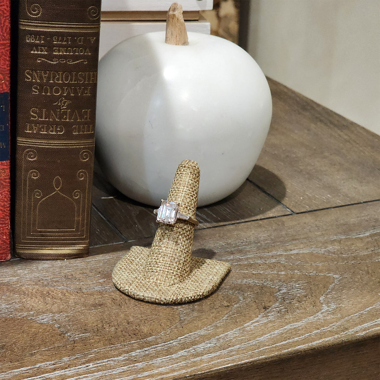 #RD-2441N Burlap Linen Ring Display